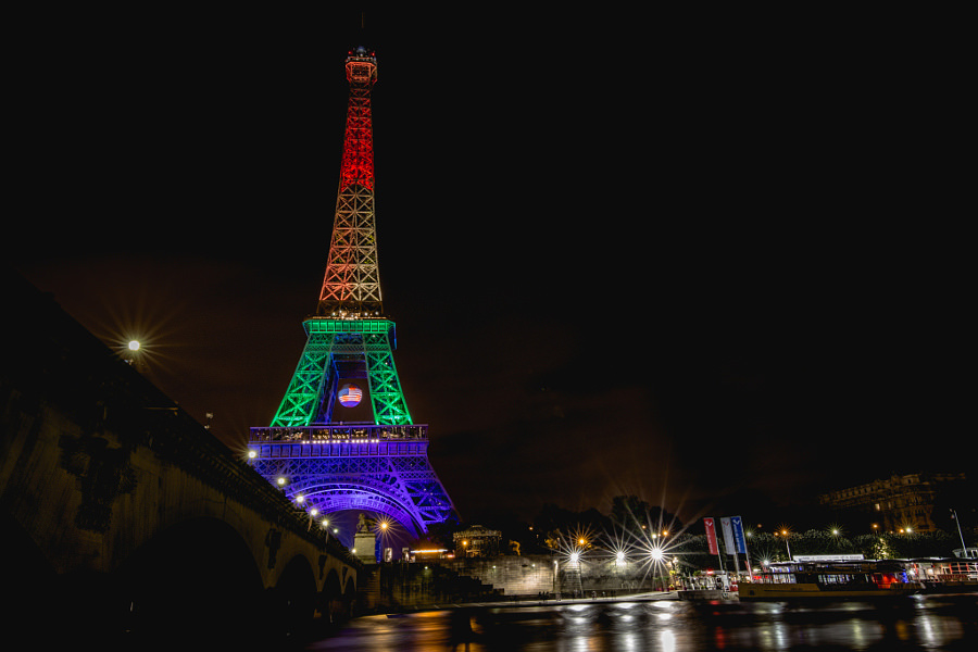 Eiffel Tower in rainbow: Paris honours the victims of the Orlando massacre.