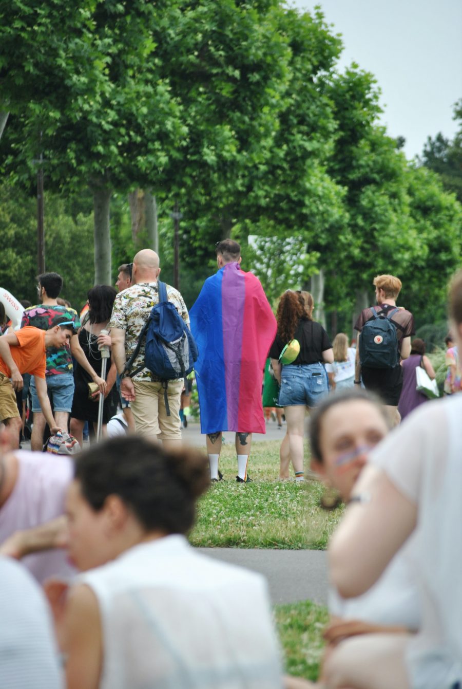 Person wearing a bisexual pride flag (pink, purple and blue)